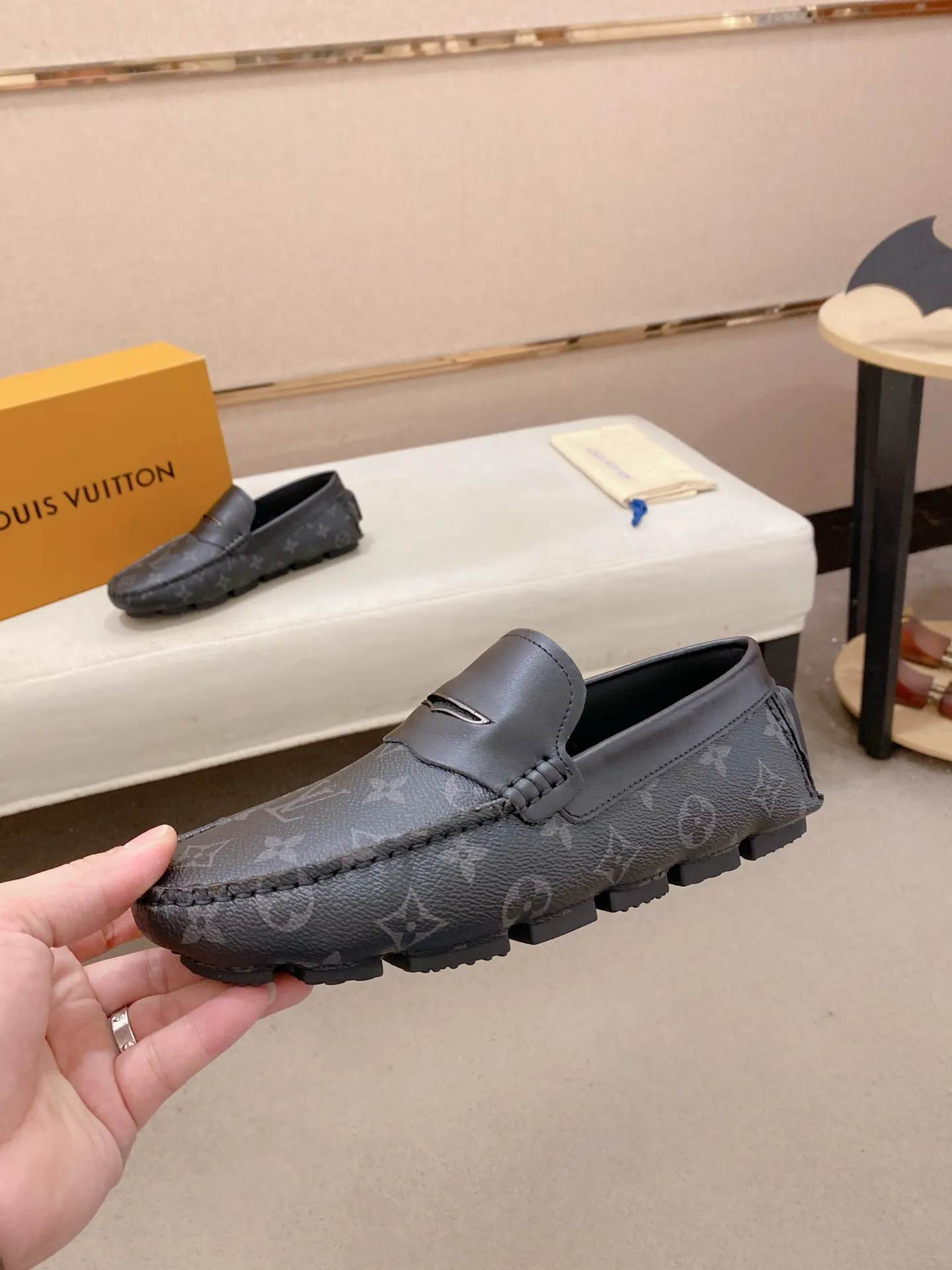 Factory price: 500💰High-end quality! LV 🆕🆕Exclusive hot-selling products in stock🔥🔥New products on the shelves, high-quality Ferragamo men's pea shoes, high-end casual driving shoes, with complete packaging! 💪 💪 Material: Imported official website one-to-one fabric 🐂 + Imported high-quality buffalo leather lining + wear-resistant outsole 👍🏻👍🏻 Features: High-end and comfortable, purely handmade 🚀 🚀 Create the perfect shoes that suit you best 🔥 🔥 Size: (38-44) 45 standard size can be customized!
